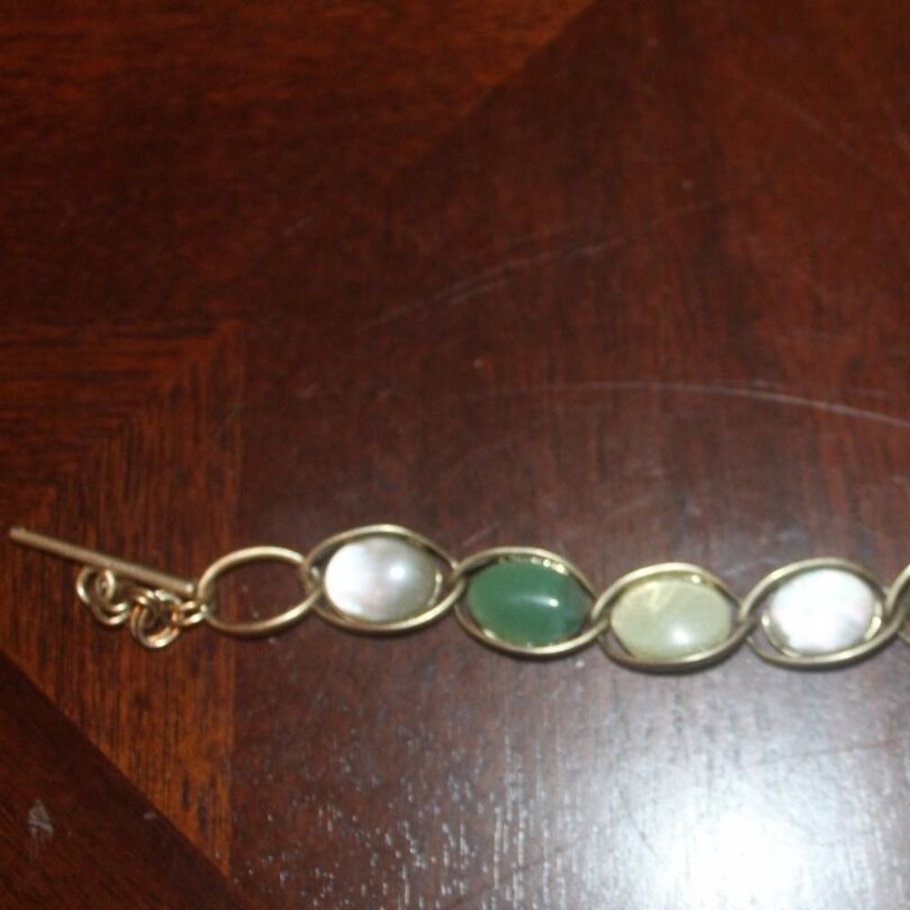 Liz Claiborne Semi Precious Bracelet varying  green stones set in soft green 8"…